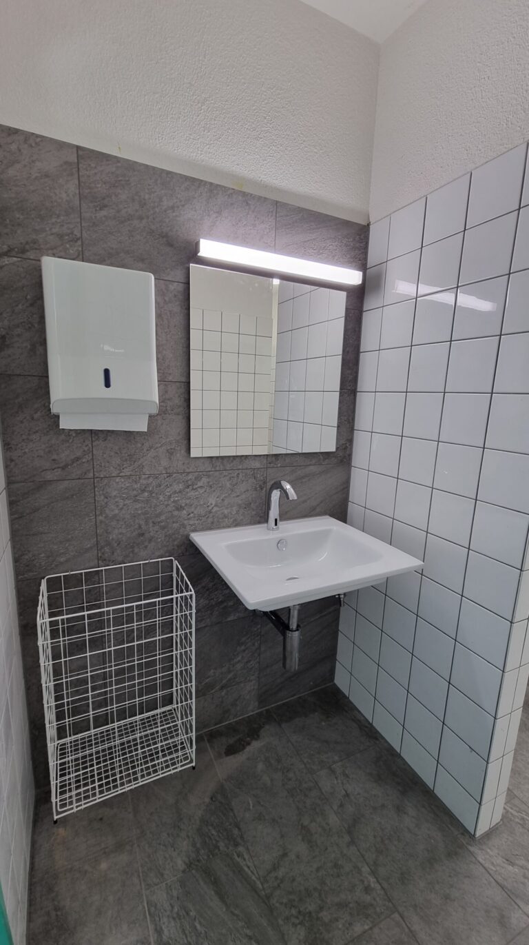 Gemeinschaftsbadezimmer-waschbecken-scaled.jpg