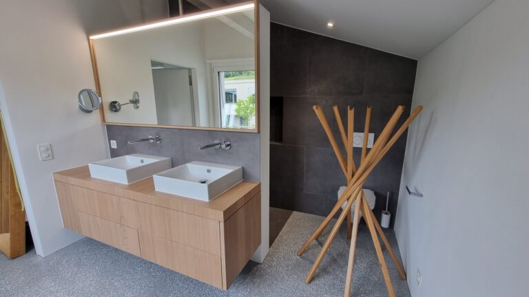 modernes-saniertes-Badezimmer-scaled.jpg