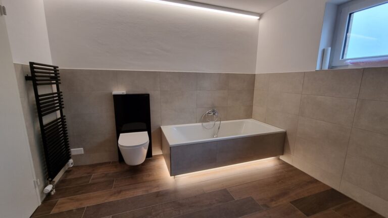saniertes-Badezimmer-mit-Badewannenbeleuchtung-scaled.jpg