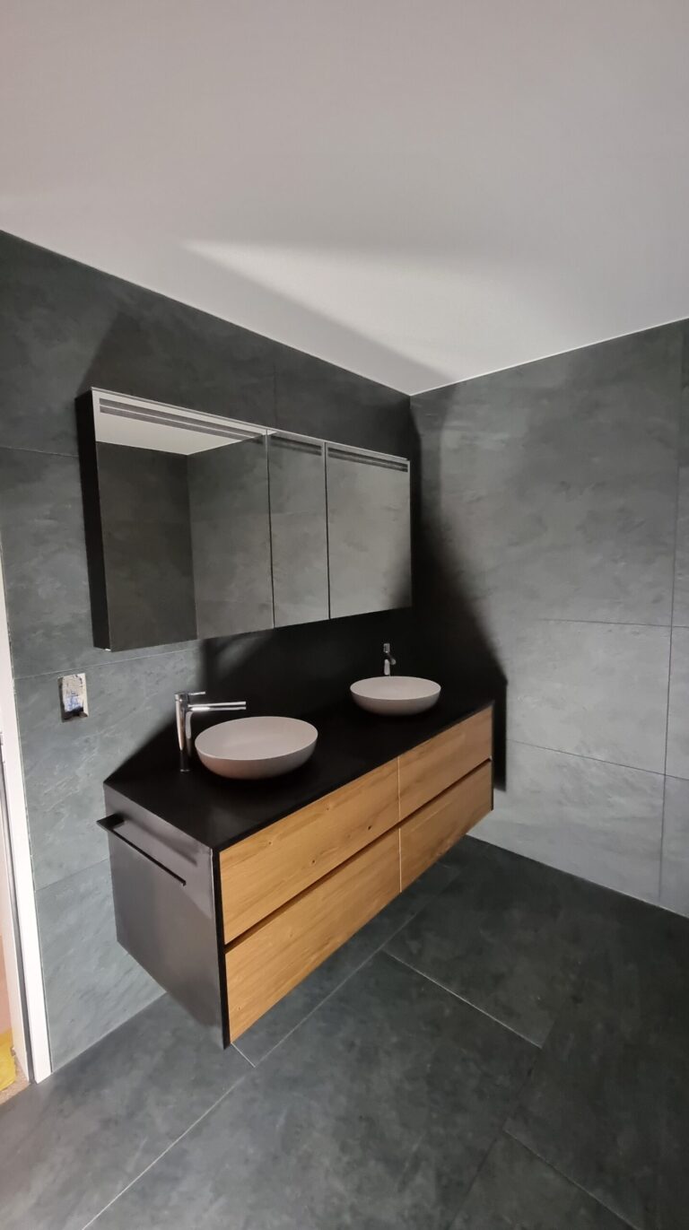 saniertes-Badezimmer-mit-zwei-Waschbecken-scaled.jpg